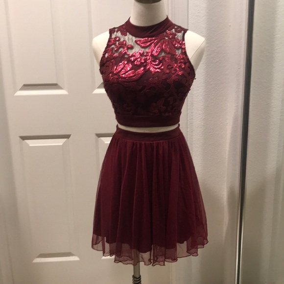 BURGUNDY TWO PIECES FORMAL DRESS - Picture 1 of 8